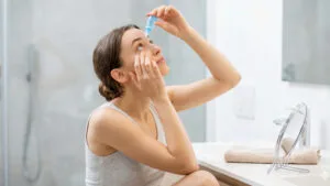 Riesgos de automedicarse con gotas para los ojos