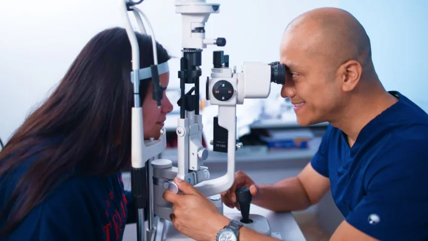 Examen con lámpara de hendidura para diagnosticar la uveítis